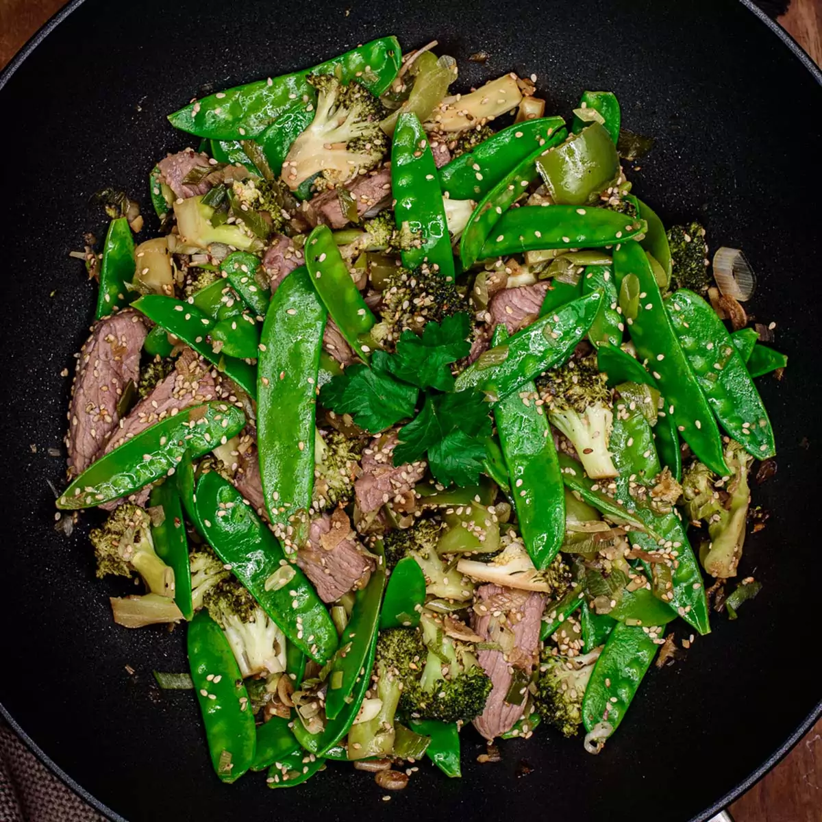 Grünes Wok-Gemüse mit Rindfleischstreifen